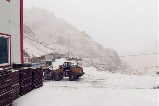 人間四月芳菲盡，山中春雪還復(fù)來