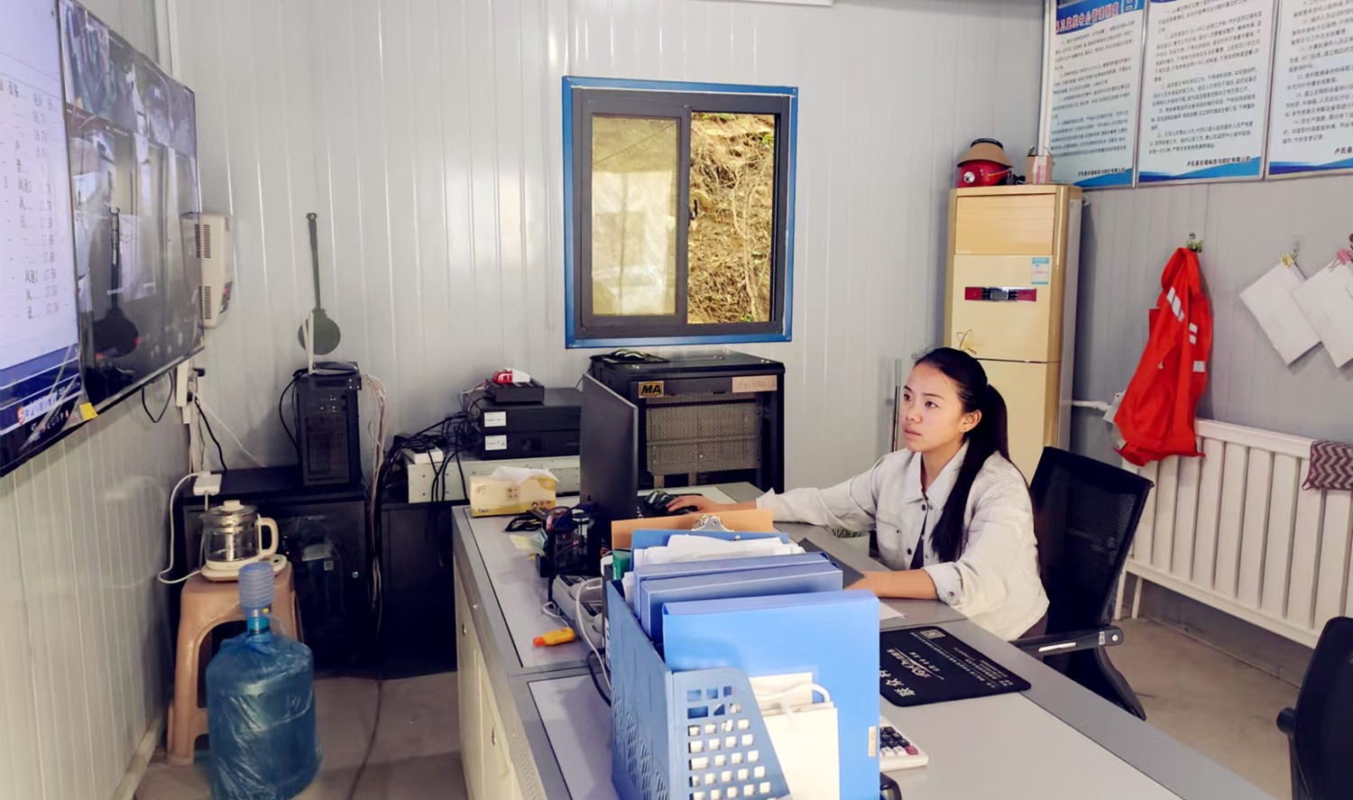 堅(jiān)守安全防線，綻放巾幗風(fēng)采｜記西溝鐵礦安全監(jiān)控員黃春玲