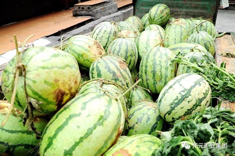 買下一整車西瓜，讓瓜農(nóng)早點(diǎn)回家