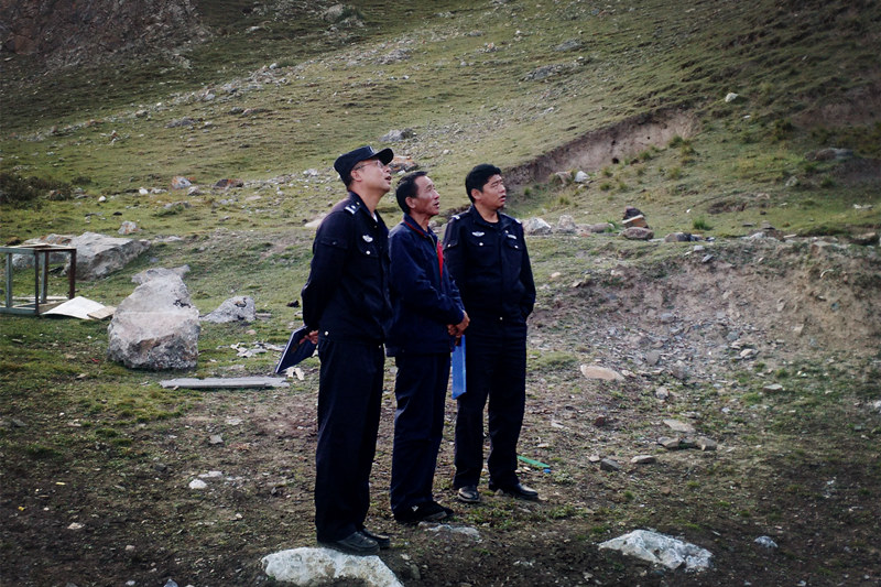 興?？h公安局治安大隊到銅鑫公司例行安全專項檢查